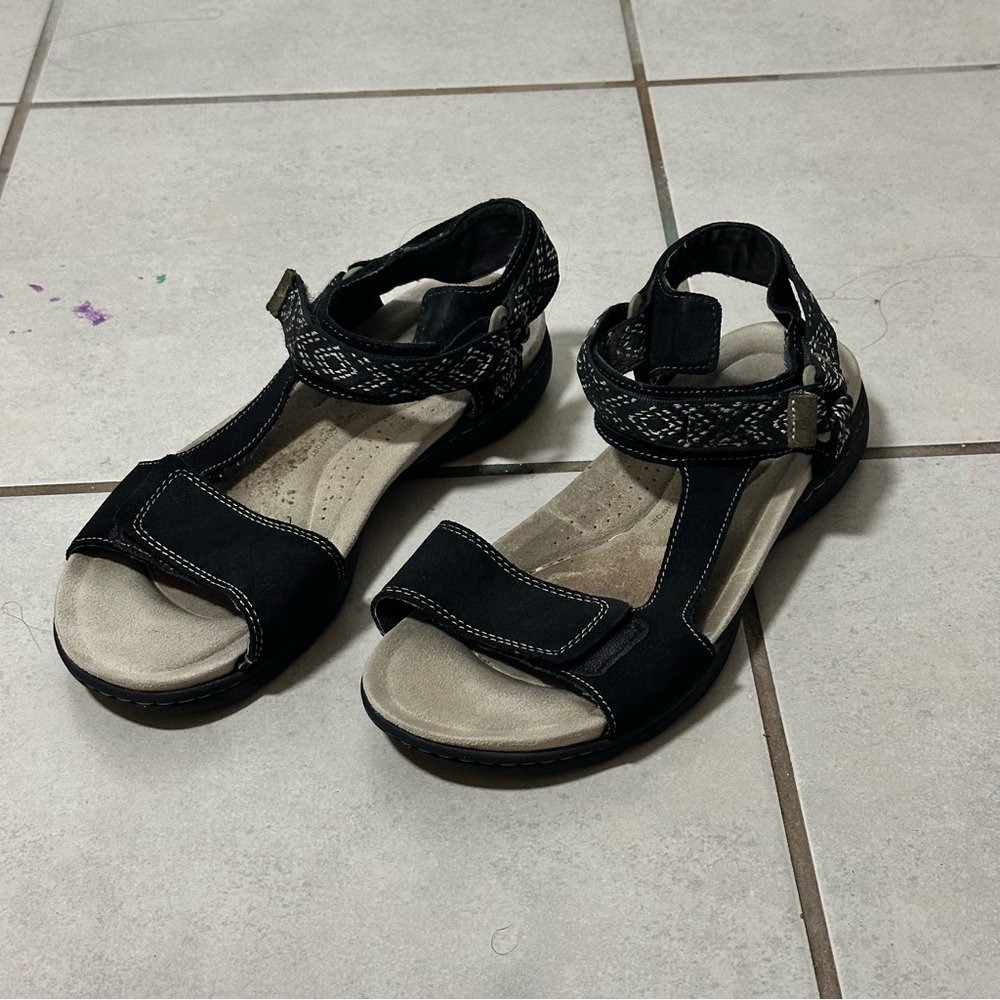 Clark’s Women Amanda Step Flat Black Sandals Straps size 8